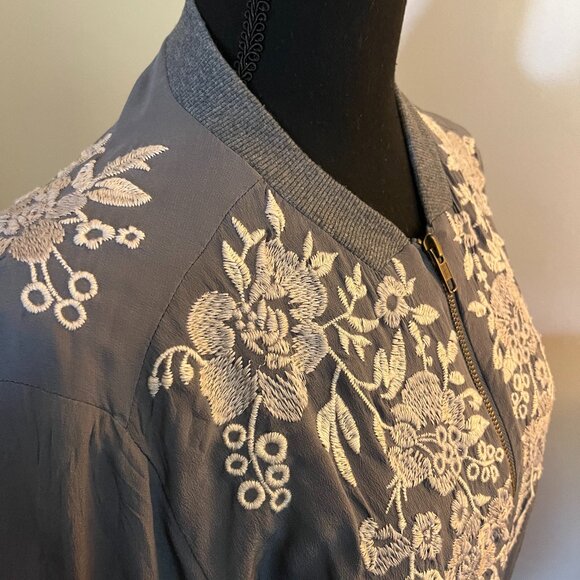 Johnny Was Grey Silk Bomber Jacket with White Floral Embroidery EUC - Picture 10 of 13